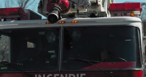 Voorzijde Van Een Brandweerwagen Met Een Ladder Erop Zittend Parkeerplaats — Stockvideo