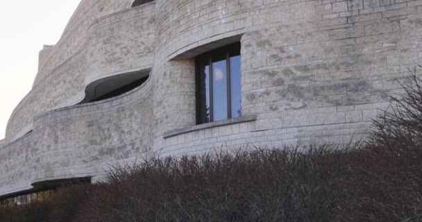 Herrliche Runde Steinaußenarchitektur Einem Frühlingstag Vor Dem Historischen Museum Gatineau — Stockvideo