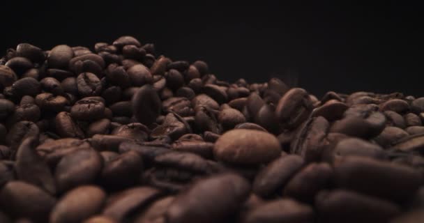 Πέφτουν Κόκκοι Καφέ Μαύρο Φόντο Κλείσιμο Πραγματικό Χρόνο — Αρχείο Βίντεο