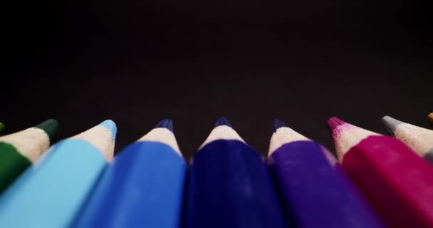 Sonda Macro Basso Angolo Matite Colorate Impostato Sfondo Nero Panning — Video Stock