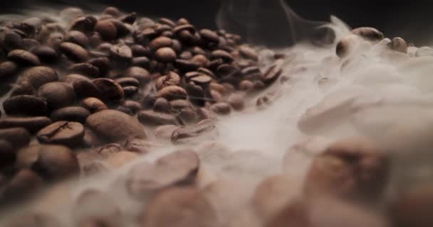 Increíble Primer Plano Humo Tostado Sobre Granos Café Dolly — Vídeo de stock