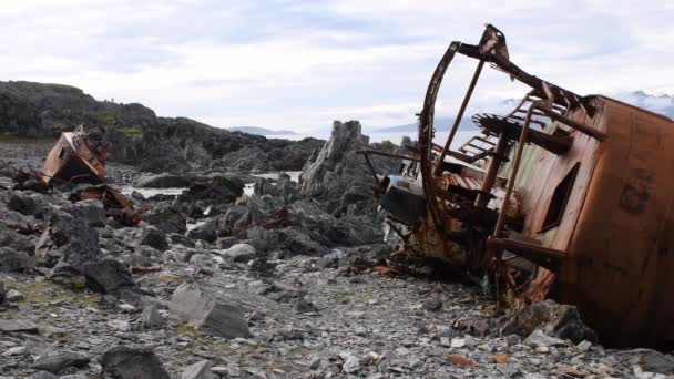 Vernietigd Schip Liggend Het Rotsachtige Strand Roestige Scheepswrakken Aan Kust — Stockvideo