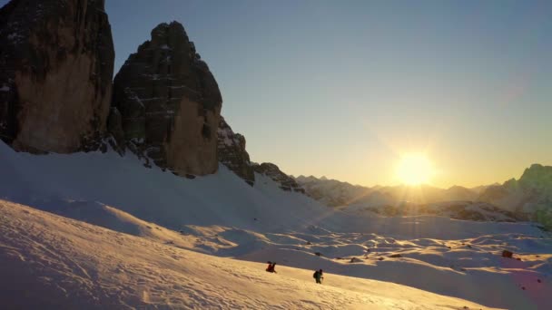 Two Hikers Exploring Dolomite Walking Snow Sunset Tre Cime Lavaredo — стоковое видео