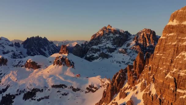 美丽的意大利白云石白雪覆盖的Unesco山脉空中朝下倾斜的景象 — 图库视频影像