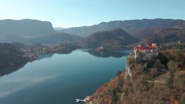 Luchtfoto Van Lake Bled Kasteel Met Drone Vliegen Naar Langs — Stockvideo