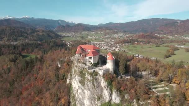 Замок Розташований Скелі Альпійському Регіоні Словенії Альпами Задньому Плані Приголомшливим — стокове відео