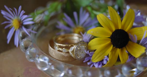 Весільна Квартира Складається Двох Золотих Весільних Смуг Одна Діамантами Оточена — стокове відео