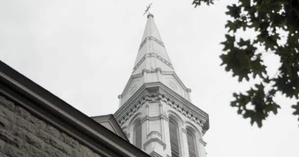Прогулюючись Поруч Церквою Святого Колумбана Корнуоллі Канада Вдивляючись Величний Металевий — стокове відео