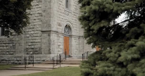 Camminare Rivelare Chiesa San Colombano Dietro Pino Situato Cornovaglia Ontario — Video Stock