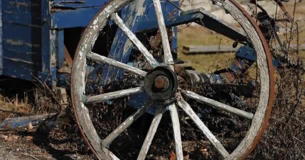生锈的木制农车轮 — 图库视频影像