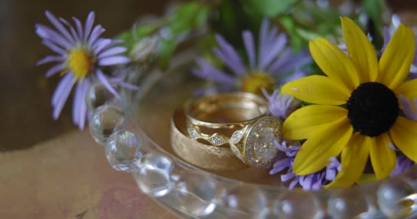 Bandas Casamento Lindo Flat Lay Com Prato Cristal Belas Flores — Vídeo de Stock