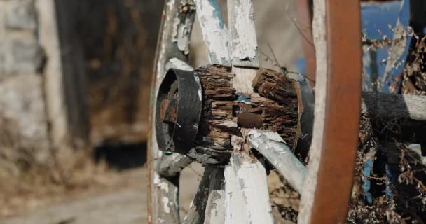 Gorgeous Patinaed Rustic Wagon Wheel Sitting Front Stone Wall Moore — Stock Video