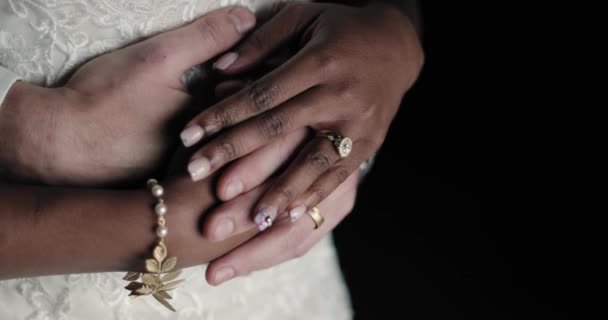 Irklar Arası Çift Bir Fotoğrafçıya Alyanslarını Mücevherlerini Gösterirken Sarılıp Ele — Stok video