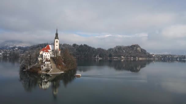 Όμορφη Εναέρια Τηγάνι Λίμνη Αιμορραγούσε Βάρκα Εκκλησία Ιστιοπλοΐα Αντανάκλαση Νερού — Αρχείο Βίντεο