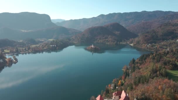 Verlaging Van Lucht Meer Bloedde Onthullende Klif Kasteel Zonnige Herfstdag — Stockvideo