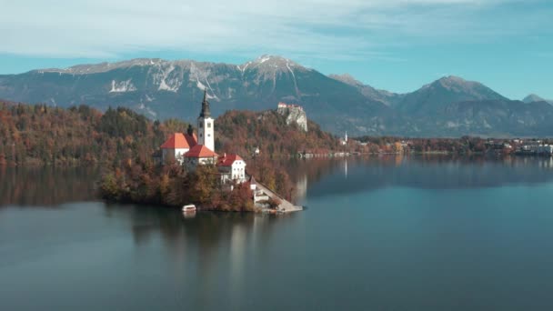 Verlaging Van Antenne Lake Bled Church Eiland Prachtige Alpen Zonnige — Stockvideo