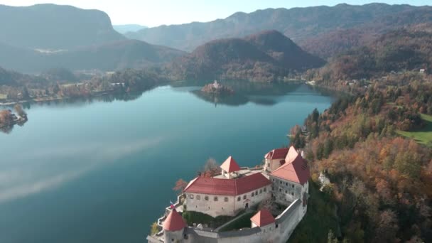 空中无人驾驶飞机飞越流血的湖畔城堡欧洲阿尔卑斯山美丽的一天 — 图库视频影像