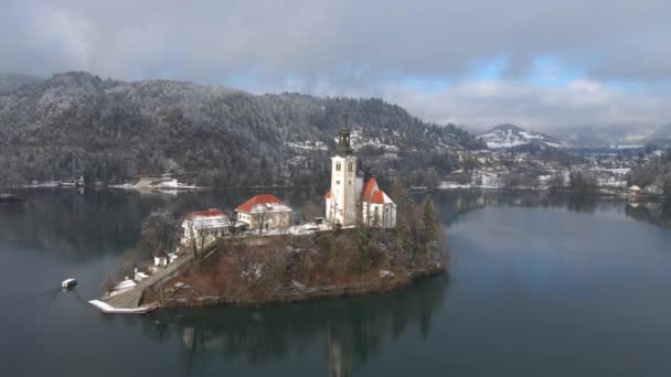 Bled Gölü Gölde Geleneksel Pletna Teknesi Geleneksel Slovenya Kış Sabahı — Stok video