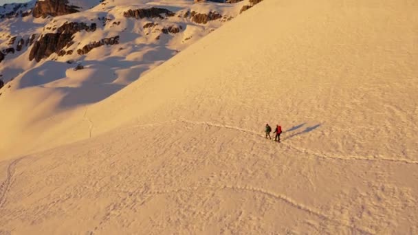 Drone Πετούν Πάνω Από Δύο Πεζοπόρους Πόδια Στο Χιόνι Ανακαλύπτοντας — Αρχείο Βίντεο