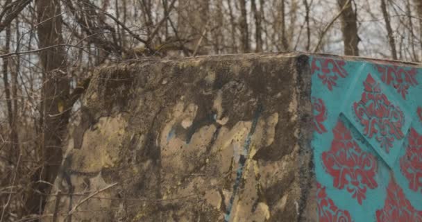 Graffiti Cubierta Base Hormigón Viejo Puente Que Sido Eliminado Encuentra — Vídeo de stock