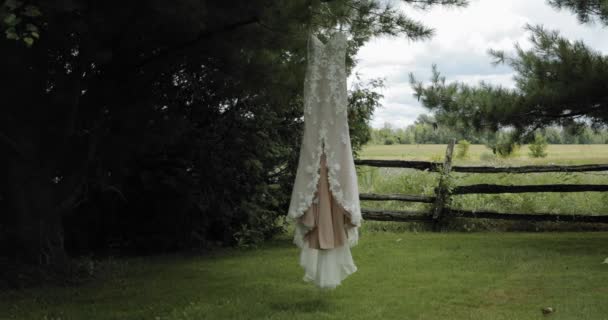 Elegantní Návrhář Bílé Svatební Šaty Visí Borovice Dvorku Akreage Stromy — Stock video