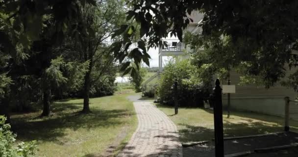 Promenade Dans Chemin Jardin Brique Révélant Une Belle Maison Blanche — Video