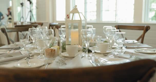 Belle Réception Mariage Blanc Propre Table Manger Avec Une Lanterne — Video