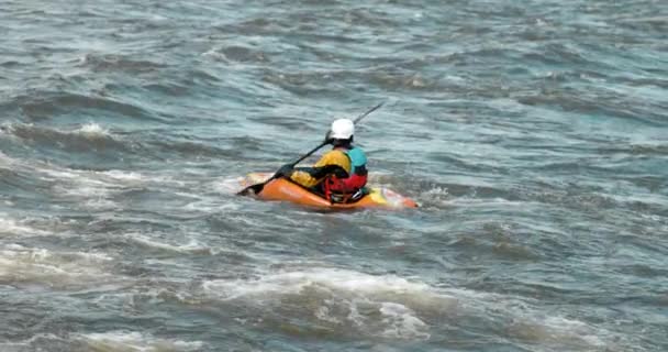 Kayaker Com Caiaque Laranja Remando Para Posicionar Para Andar Esteira — Vídeo de Stock