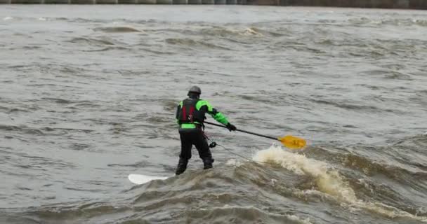 長いボードと洪水の季節の間にオタワ川で波の目覚めをサーフィン男 — ストック動画