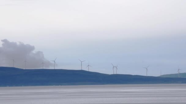 Roterande Vindkraftverk Kullar Längs Kusten Produktion Förnybar Energi — Stockvideo