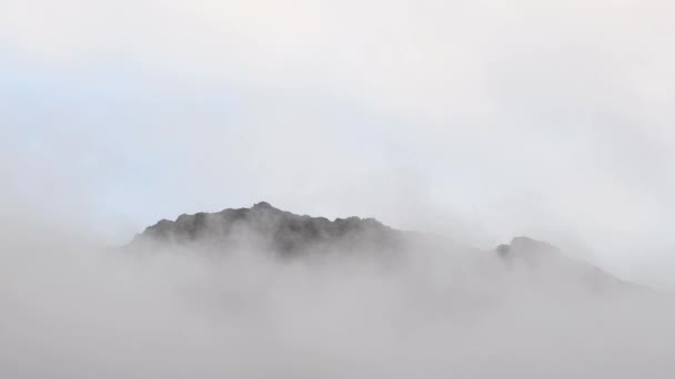 Snel Bewegende Wolken Bedekken Berg Wolken Rollen Bergkam — Stockvideo