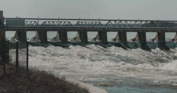 加拿大渥太华市中心Chaudire岛渥太华河上的水电大坝的堤坝中涌出的水 — 图库视频影像
