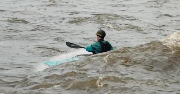 Kayaker Surfa Esteira Uma Onda Gerada Pelas Corredeiras Água Inundação — Vídeo de Stock