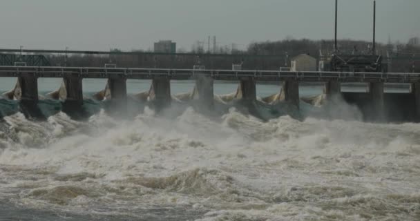 渥太华市中心渥太华河的Chaudire岛上一座水电站的大坝 — 图库视频影像