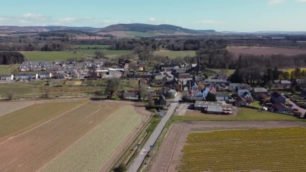 Vista Aérea Cidade Escocesa Fettercairn Dia Ensolarado Primavera Aberdeenshire Escócia — Vídeo de Stock