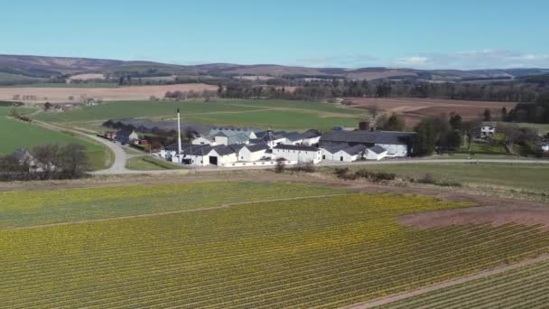 Luftaufnahme Der Whisky Brennerei Fettercairn Einem Sonnigen Frühlingstag Aberdeenshire Schottland — Stockvideo