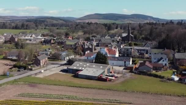 Veduta Aerea Della Città Scozzese Fettercairn Una Soleggiata Giornata Primaverile — Video Stock