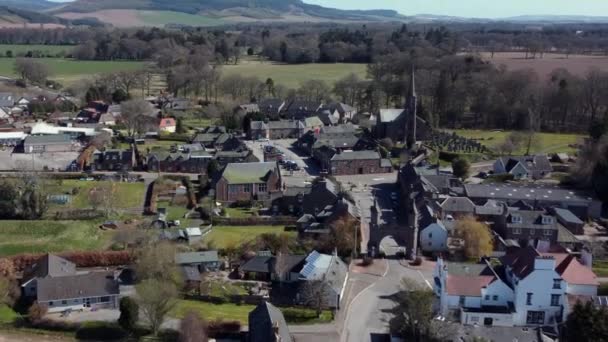 Vista Aérea Ciudad Escocesa Fettercairn Soleado Día Primavera Aberdeenshire Escocia — Vídeos de Stock