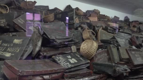 Чемоданы Экспонируются Музее Концентрационных Лагерей Освенцима — стоковое видео