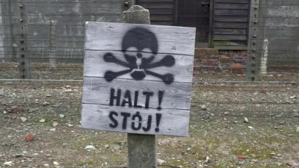 Avvicinamento Del Segnale Stop Campo Concentramento Auschwitz Con Recinzione Elettrica — Video Stock