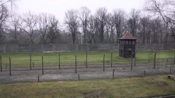 Elektrozaun Und Wachhaus Rande Des Konzentrationslagers Auschwitz — Stockvideo