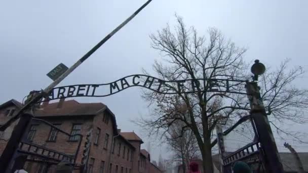 Arbeit Macht Frei Skylt Vid Ingången Till Auschwitz Koncentrationsläger Med — Stockvideo