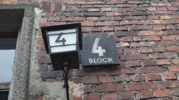 Sluiten Van Blok Bord Concentratiekamp Auschwitz — Stockvideo