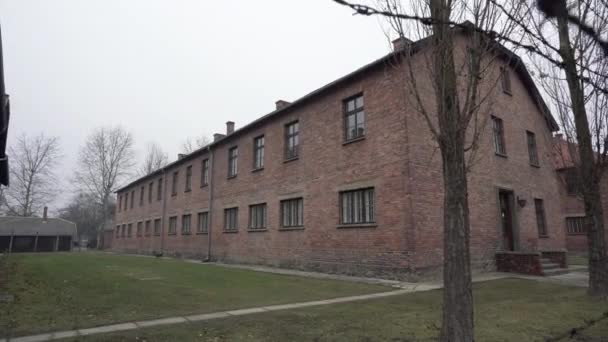 Edifícios Campo Concentração Auschwitz Atrás Cerca Arame Farpado — Vídeo de Stock