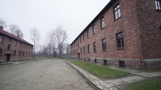 Pfanne Über Gebäude Und Wachhaus Konzentrationslager Auschwitz — Stockvideo