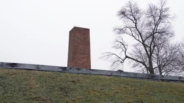 Auschwitz Toplama Kampındaki Imha Gaz Odasının Bacası — Stok video