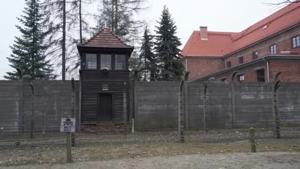 Електричний Паркан Тимчасовий Знак Будинок Охорони Концтаборі Аушвіц — стокове відео
