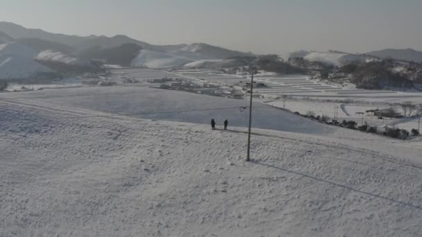 Groupe Trois Personnes Est Réuni Sur Une Colline Tranquille Pour — Video