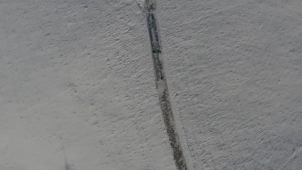 Drie Mensen Kijken Naar Het Besneeuwde Landschap Opgestapeld Met Sneeuw — Stockvideo