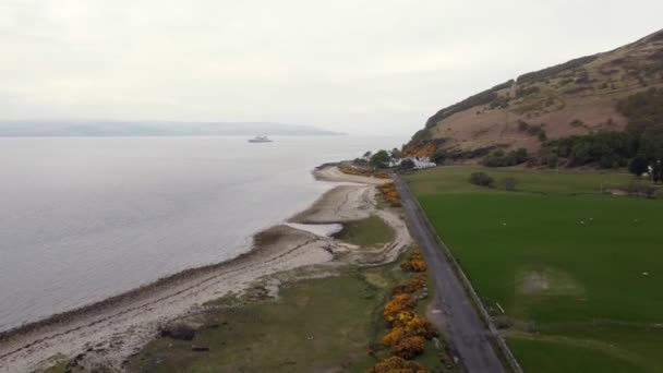 Vista Aérea Ciudad Escocesa Catacol Isla Arran Día Nublado Escocia — Vídeos de Stock